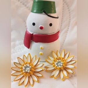 Vtg Trifari Earrings Yellow & White Metal Flower Clips